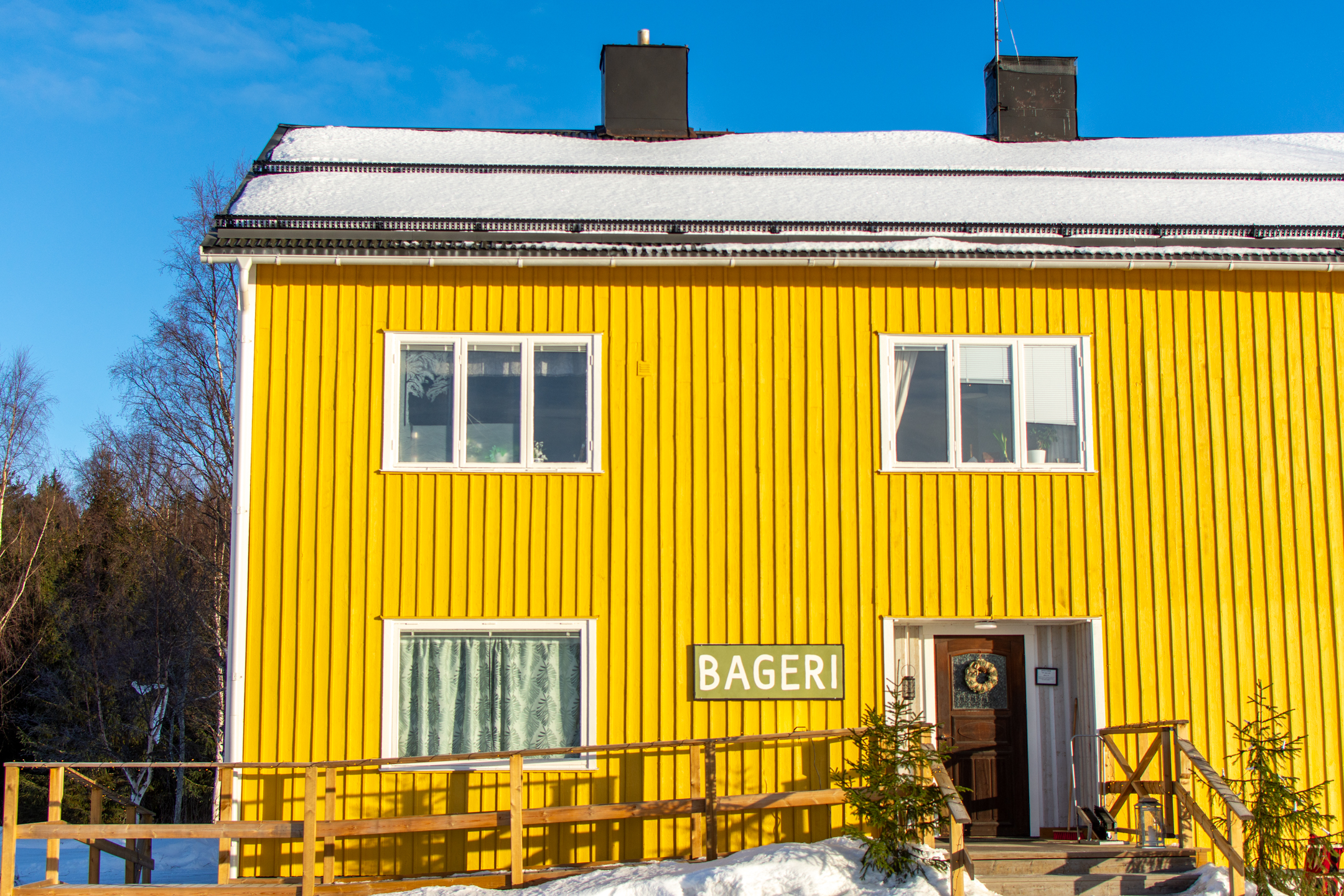 Most of the buildings in Granö are warmly coloured, makes for a nice contrast to the whites and blues! © 2024. This work is openly licensed via CC BY-NC 4.0