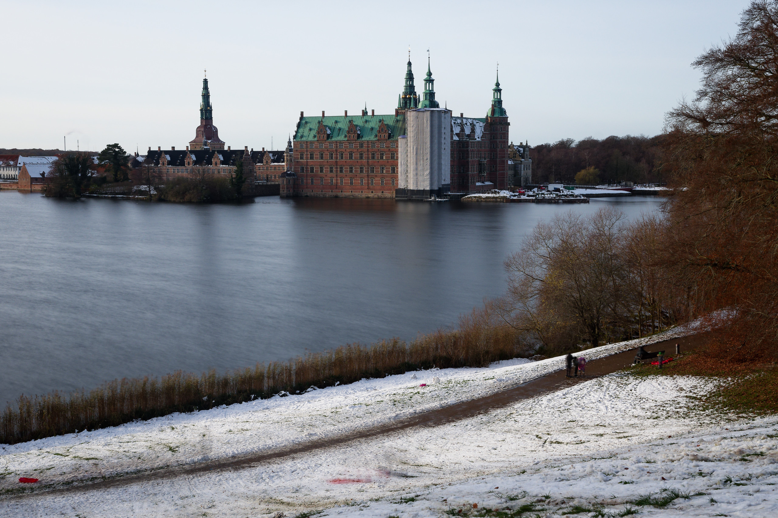 Long exposure of Frederiksborg castle in Hillerød. If you look closely, you may see blurs of children rafting down the hill. © 2024. This work is openly licensed via CC BY-NC 4.0