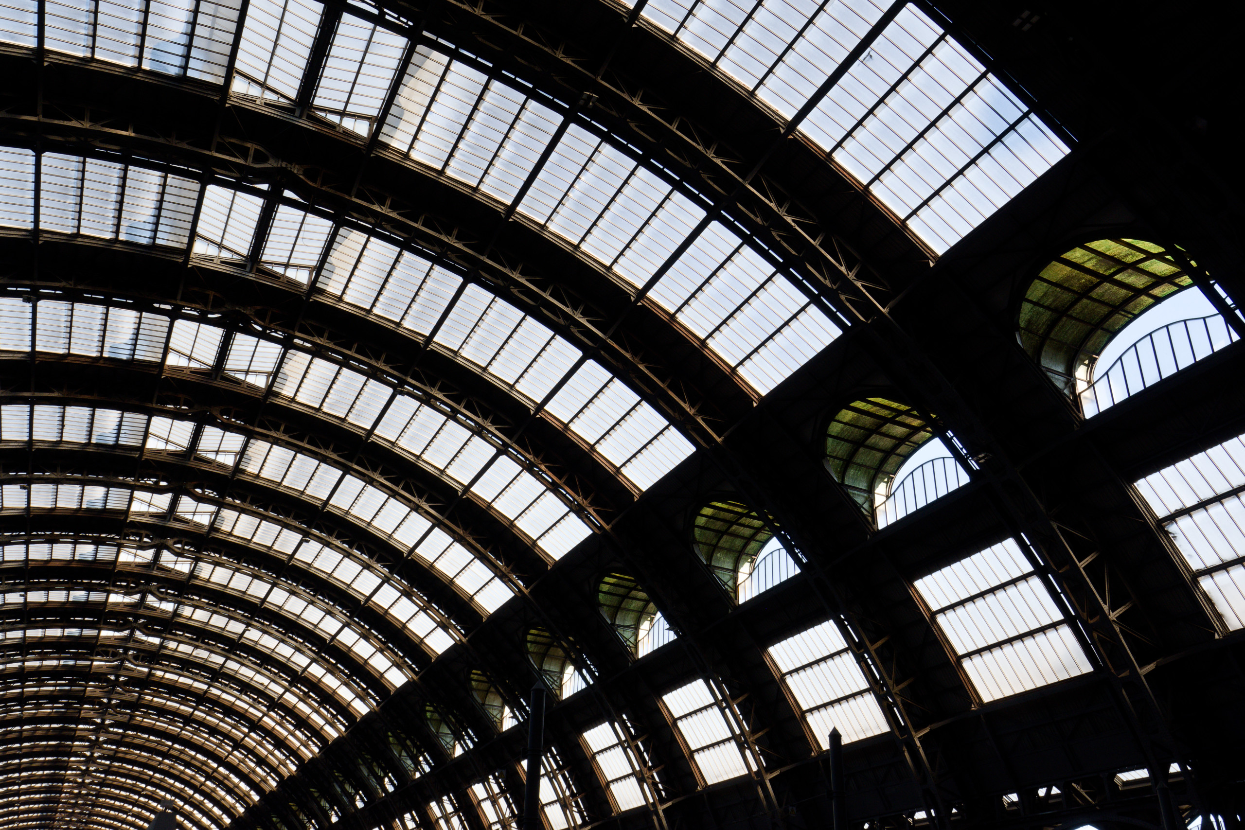 View from the train platforms. Very large and impressive iron/steel construction. © 2025. This work is openly licensed via CC BY-NC 4.0