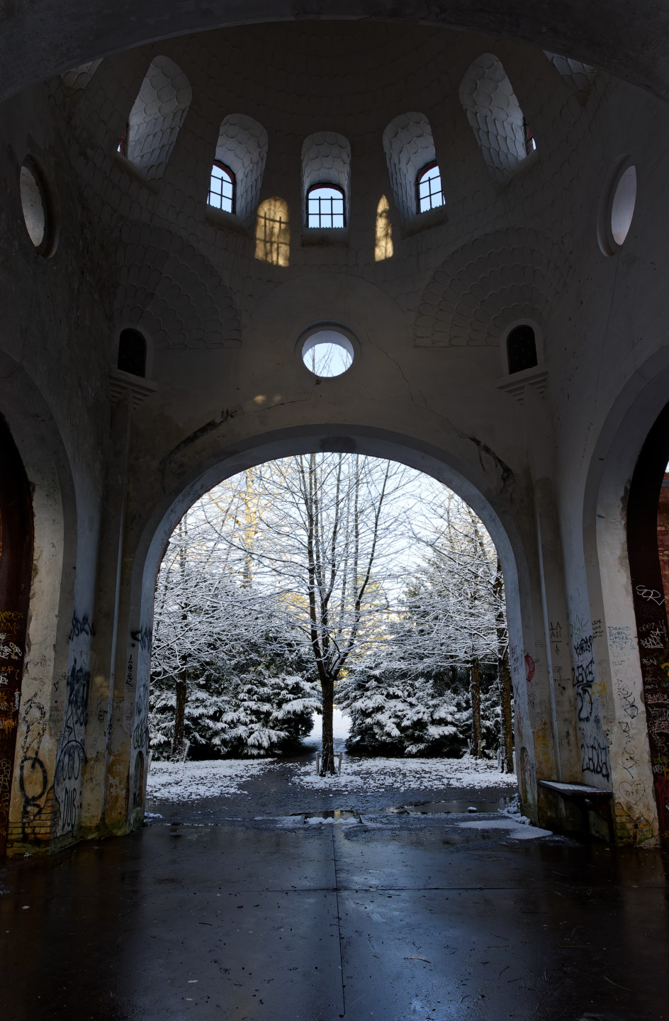 Little structure in the middle of Vestre Kirkegård, with some sunlight just peeking through the top windows. © 2025. This work is openly licensed via CC BY-NC 4.0